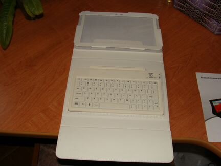 Чехол с клавиатурой для планшета белого цвета