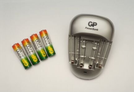 Зарядное устройство для зарядки аккумулятоpoв LR6