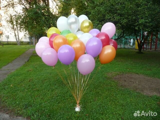 Купить шарики воронеж. Воздушные шары на улице. Весенние шары воздушные. Гелиевые шары на улице. Цветные воздушные шары на улице.