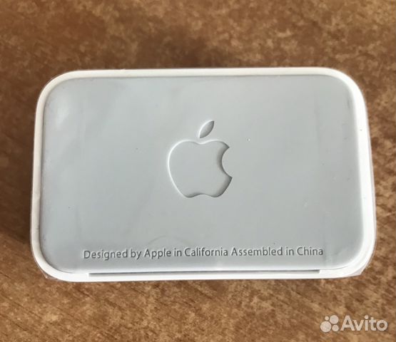 Док-станция iPhone 2G (оригинал) Док-станция iPhone 2G (оригинал)