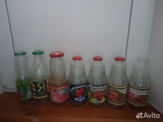 Стеклянные бутылки под сок с крышками  , цена 20 руб .