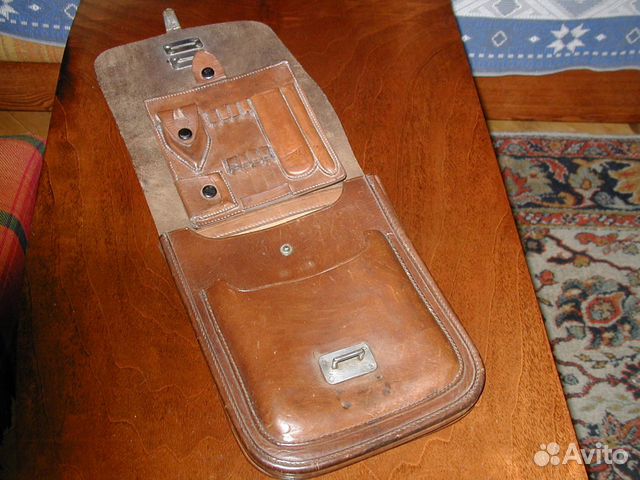 Перчатки на меху, ремни и планшеты 40-х годов