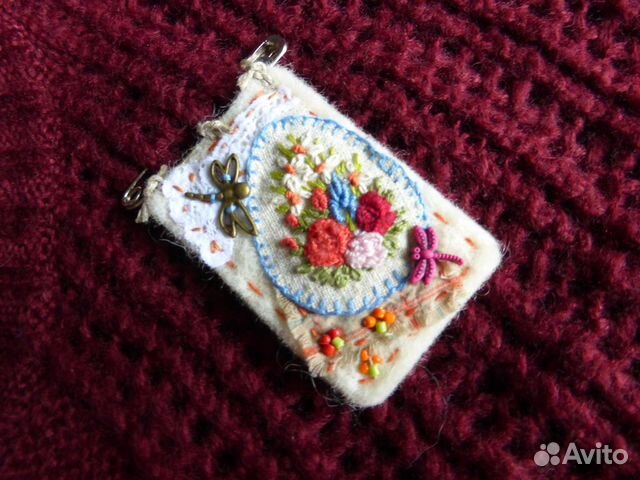 Брошь вышитая