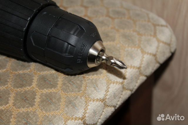 Шуруповерт черного цвета 12 вольт новый Шуруповерт черного цвета 12 вольт новый