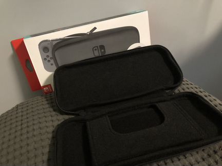 Практически новая Nintendo switch с игрой и чехлом