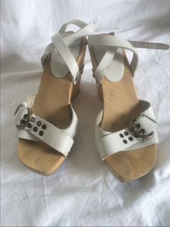 Босоножки на танкетке марки cube