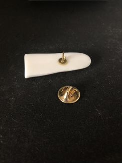 Брошь пин из фарфора «Пальчик» Lourie