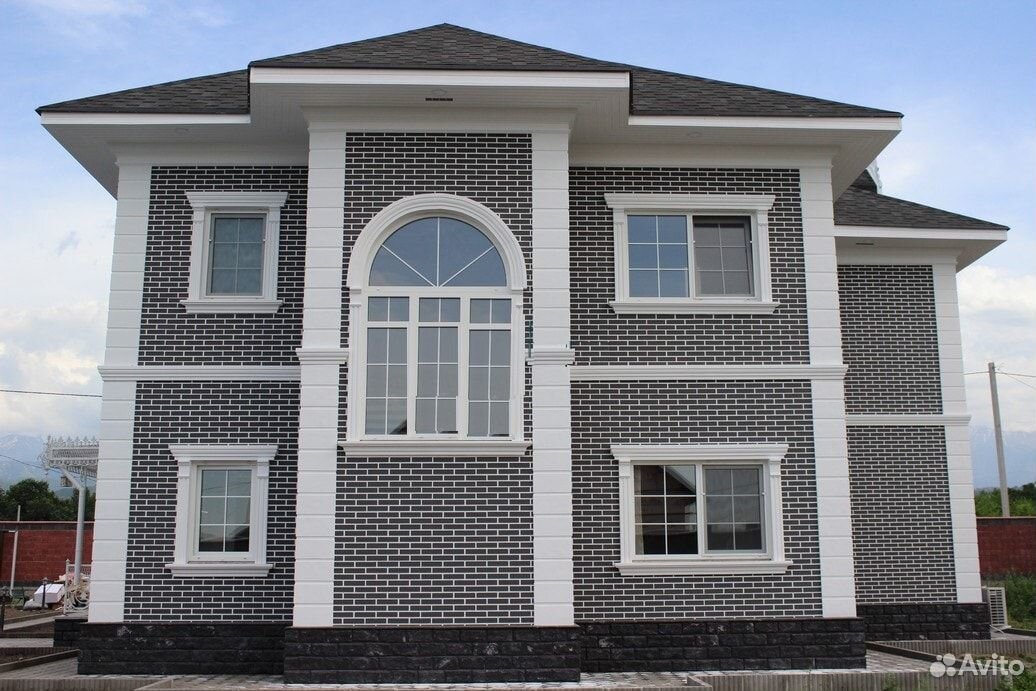 Дом с серым фасадом под кирпич