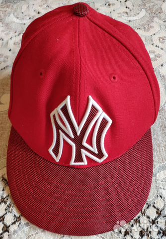 Кепка красного цвета