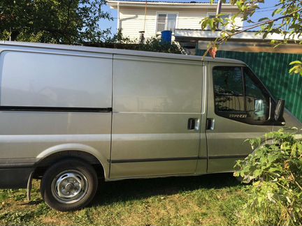 Водитель на своем грузовом автомобиле