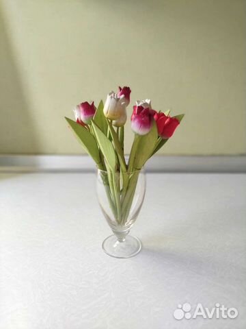 Букетик тюльпанов, дерево