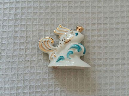 Фарфоровая статуэтка золотая рыбка Сысерть