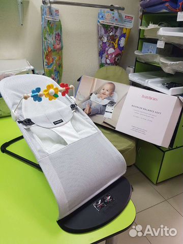 Шезлонг с оригинальной игрушкой Baby Bjorn