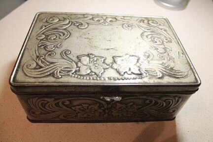 Жестяная конфетная коробка Н.А.Сыромятников