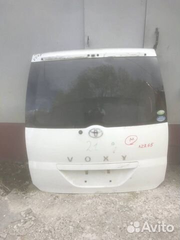 Дверь багажника Toyota Voxy AZR65