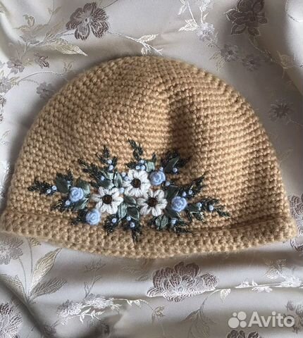 Шапка женская деми с вышивкой