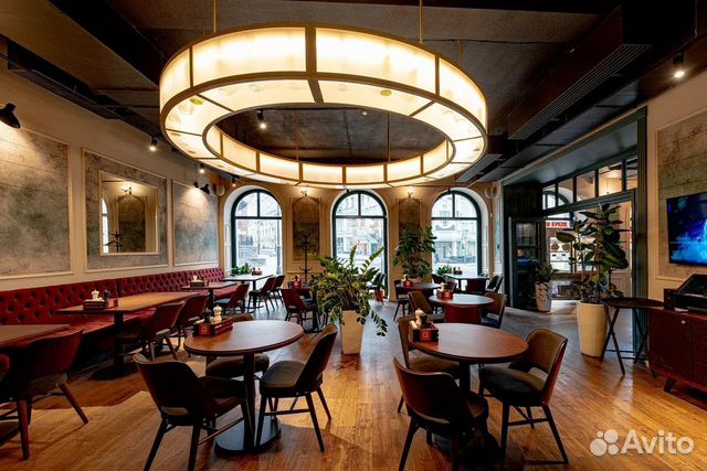 Официант ресторана Steak it Easy