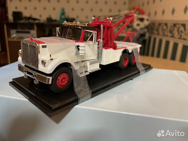 Коллекционная модель 1:43 эвакуатор white road bos