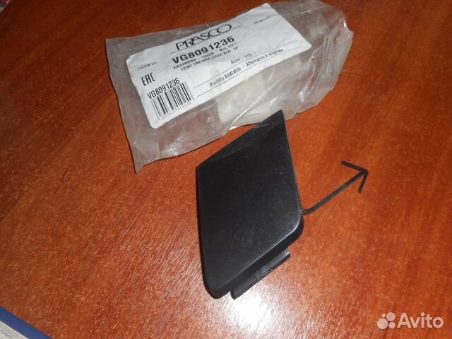 Заглушка отверствия для буксирующего крюка