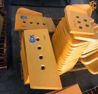 Нож отвала центральный 154-70-11314 для D85P-21