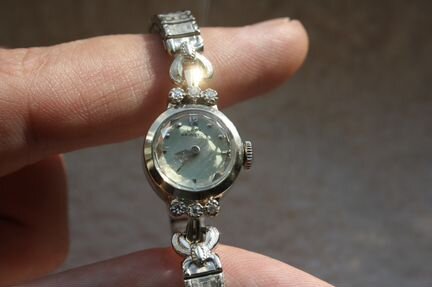 Женские золотые часы с бриллиантами