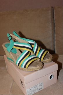 Босоножки на танкетке