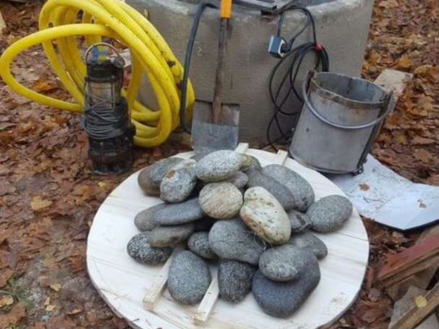 Щит для колодца. Донный фильтр для колодца. Отделка колодца галькой. Плотность речного камня. Устройство донного фильтра для колодца.