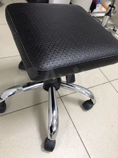 Стул на колесиках для мастера