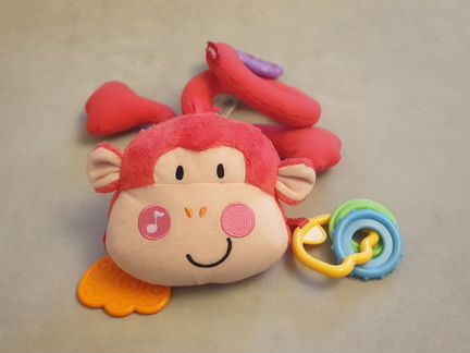 Fisher Price Музыкальная подвеска на коляску Обезь