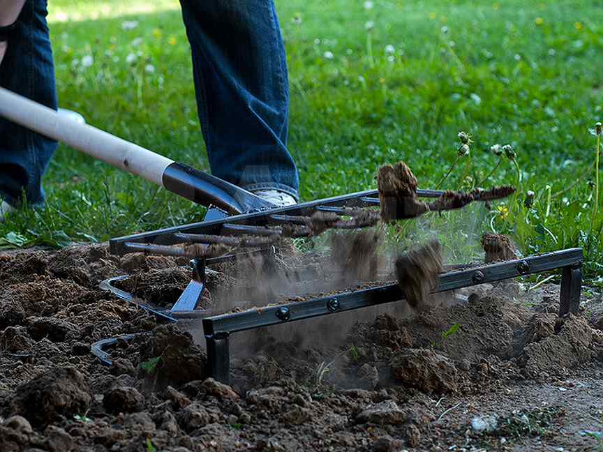 Рыхление проводят для а также для лучшего. Инструмент для земли. Лопата для прополки. Приспособления для огорода. Взрыхлить землю на участке.