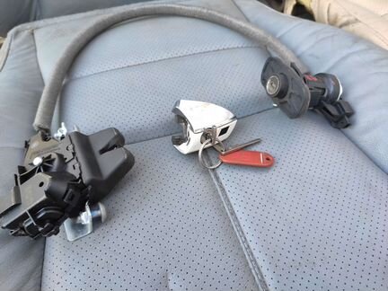 Mercedes W212 личинка замка с ключами