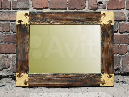 Зеркало в деревянной раме