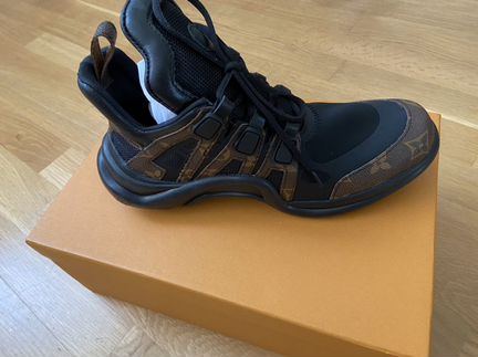 Кроссовки женские