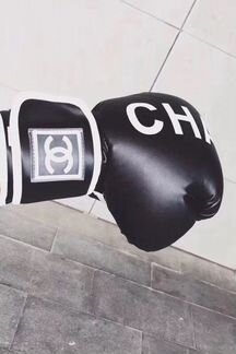 Боксерские перчатки Chanel