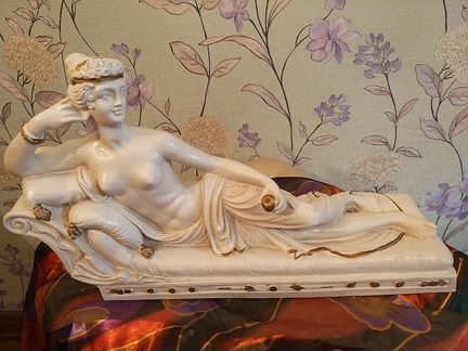 Статуэтка «Паулина Боргезе» с яблоком»