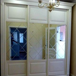 Встроенный шкаф-купе с зеркалами с гравировкой ром