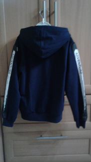 Толстовки и джинсы