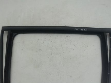 Уплотнитель стекла задний левый Volkswagen Passat