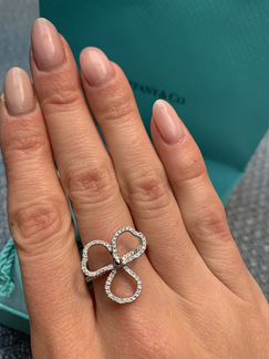 Кольцо Tiffany в виде открытого соцветия с бриллиа