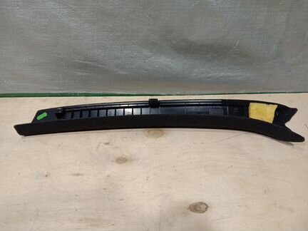 Обшивка стойки на Mercedes Benz W204