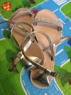 Шлепки с стразами