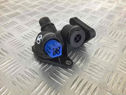 Фланец (тройник) системы охлаждения на Audi A4 B5