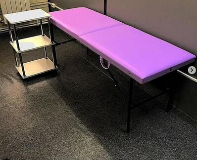 Кушетка на стальных ножках