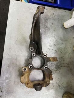 Кулак поворотный левый Дискавери 3, Спорт 1 2,7