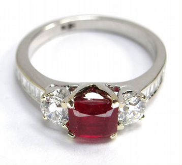 Золотое кольцо 750 пробы с рубином и бриллиантами