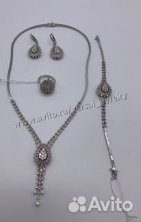 Роскошный гарнитур с бриллиантами из белого золота