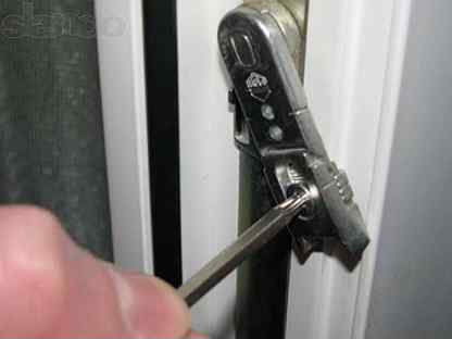 Восстановление геометрии створок окон. Не захлопывается дверь балконная пластиковая. Регулировка пластиковых окон. Регулировка створки окна. Ремонт пластиковых окон не закрывается.